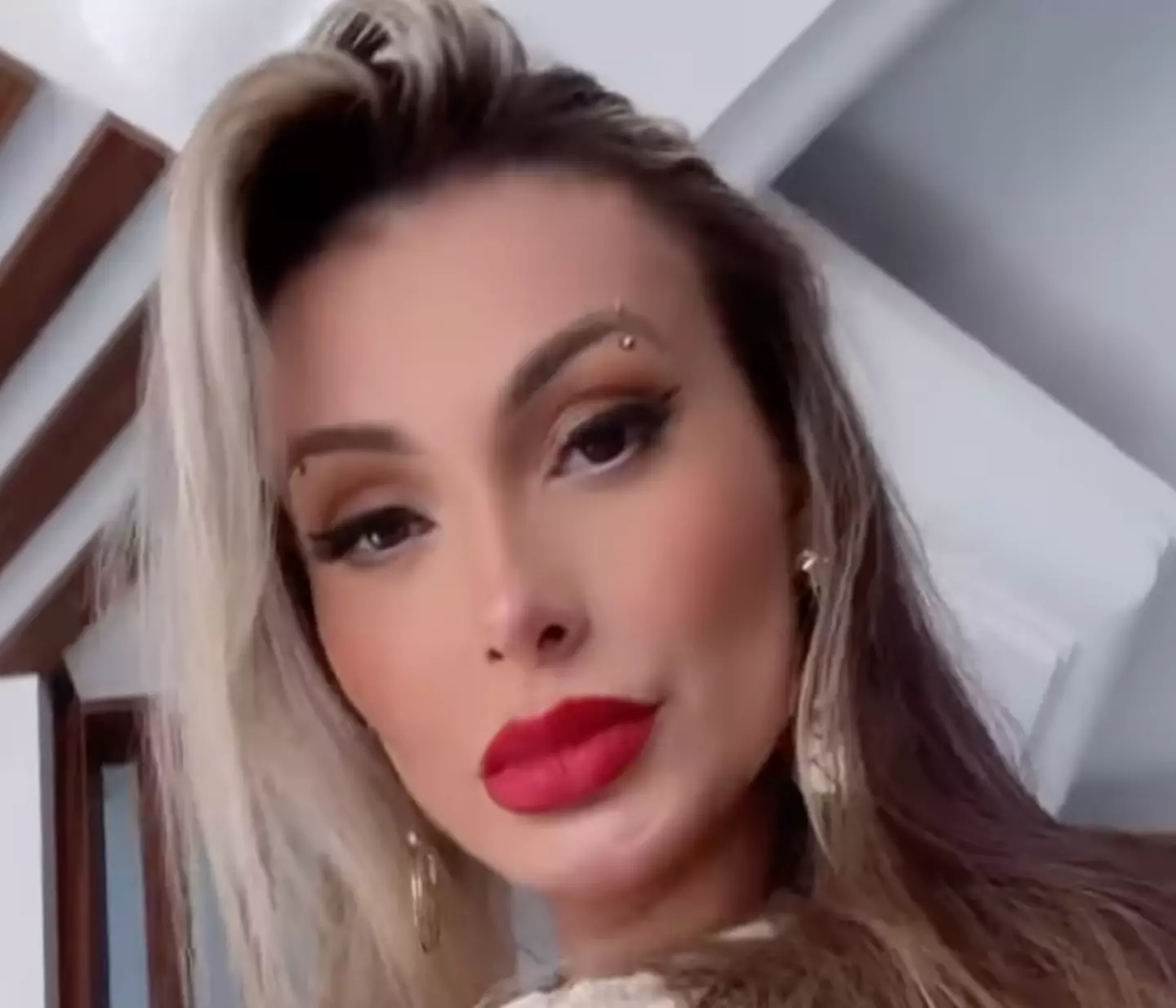 Andressa Urach's son helps film her content. (Instagram/@andressaurachoficial) 