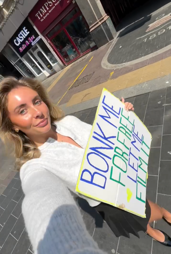 bonnie blue holding a sign saying bonk me for free let me film it