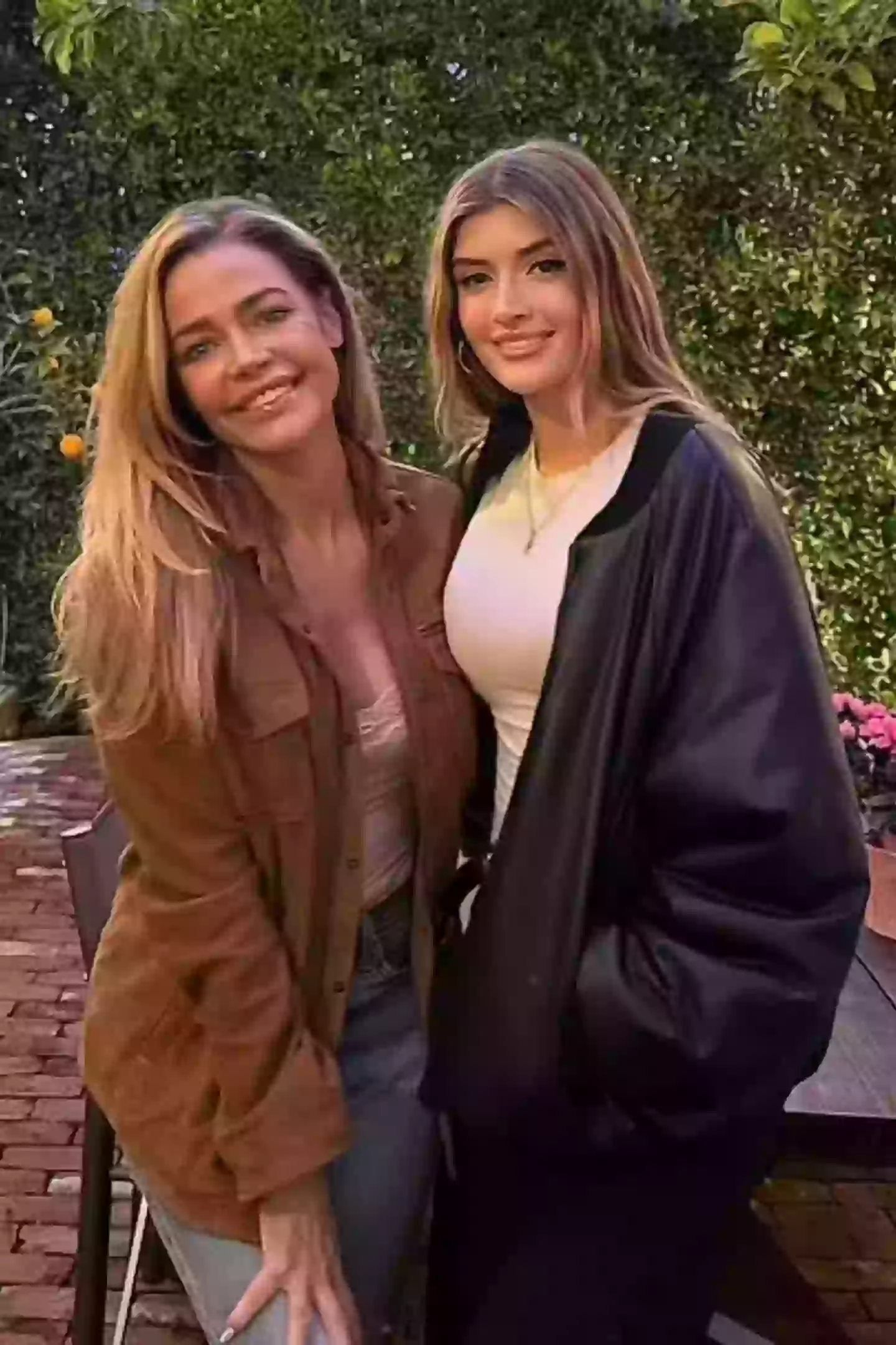 Both Sheen's ex-wife Denise Richards (left) and his daughter (right) post on OnlyFans (Instagram/@samisheen)